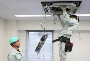 空調設備設置の様子1